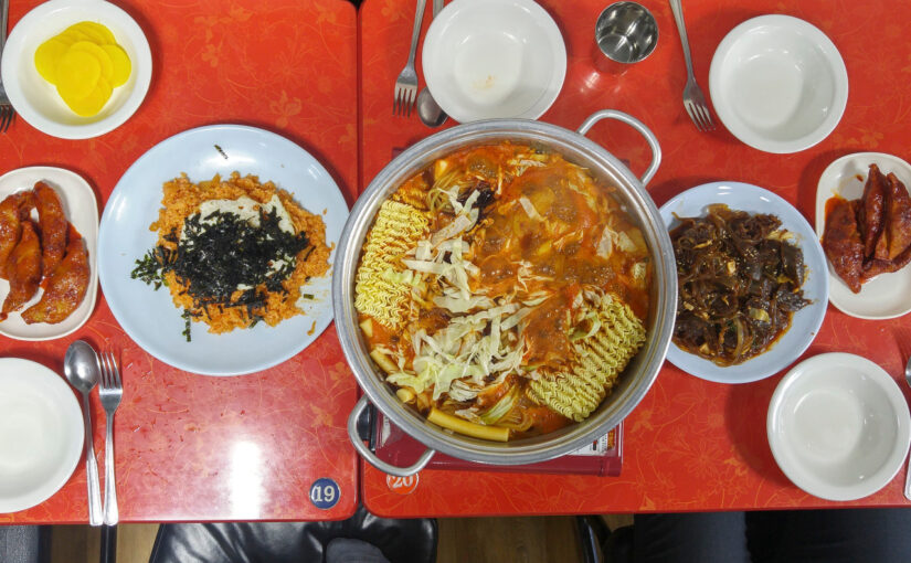 서울 이수역 애플하우스 – 즉석떡볶이와 중독성 강한 무침군만두 맛집 방문 후기